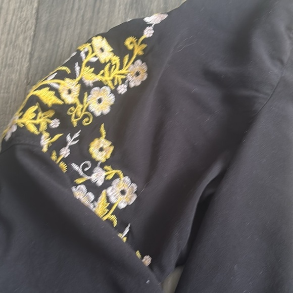 Luna Moon | Yellow and White Floral Embroidered Black Blouse Size Large - Picture 3 of 13